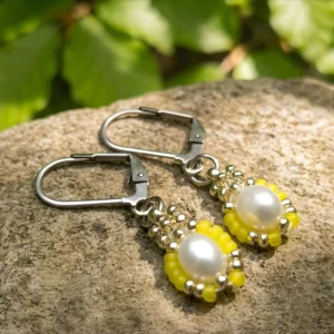 Visací náušnice Perlová kraslice žlutá – Říční perla a ocel